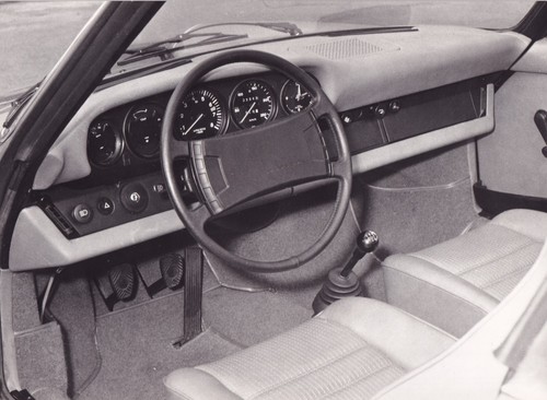 PORSCHE TYP. 911 L.H.D. LENKRAD & ARMATURENBRETTFOTO.