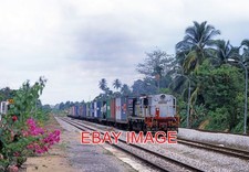 PHOTO  �MALAYSIA RAILWAY YDM4 6648 PASSING GURUN WITH SOUTHBOUND LINER. 15 FEBR