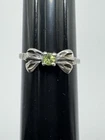 VINTAGE .925 STERLING SILVER TINY GREEN STONE BOW RING SIZE 6 3/4