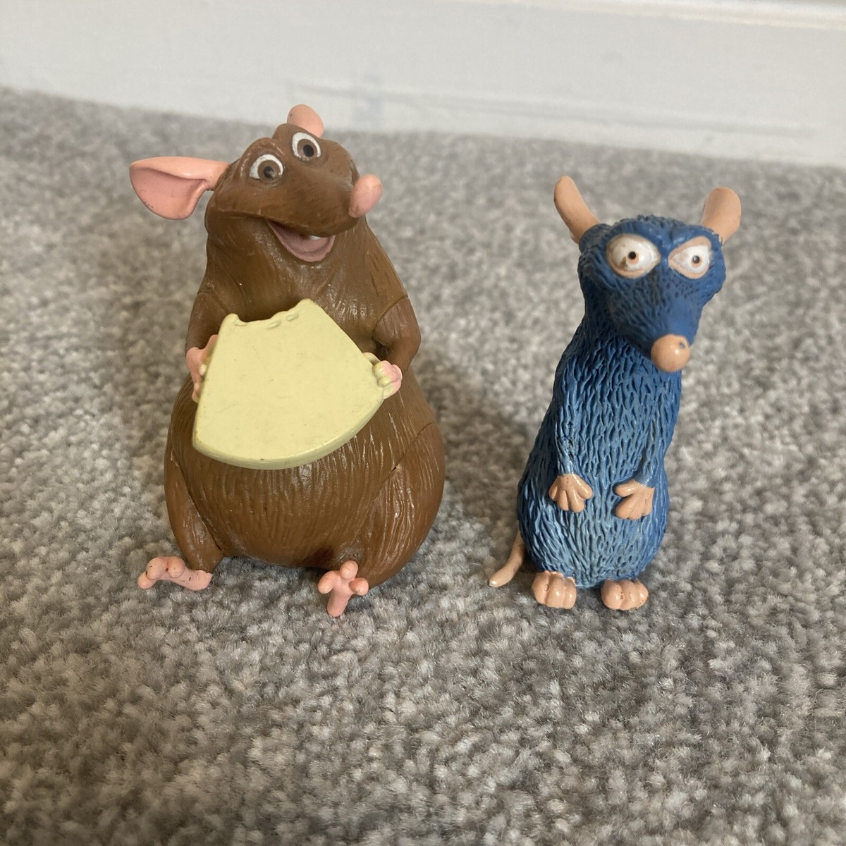 PIXAR レミー ミニフィギュア Disney Pixar Ratatouille: Emile With Cheese & Remy 2” Mini