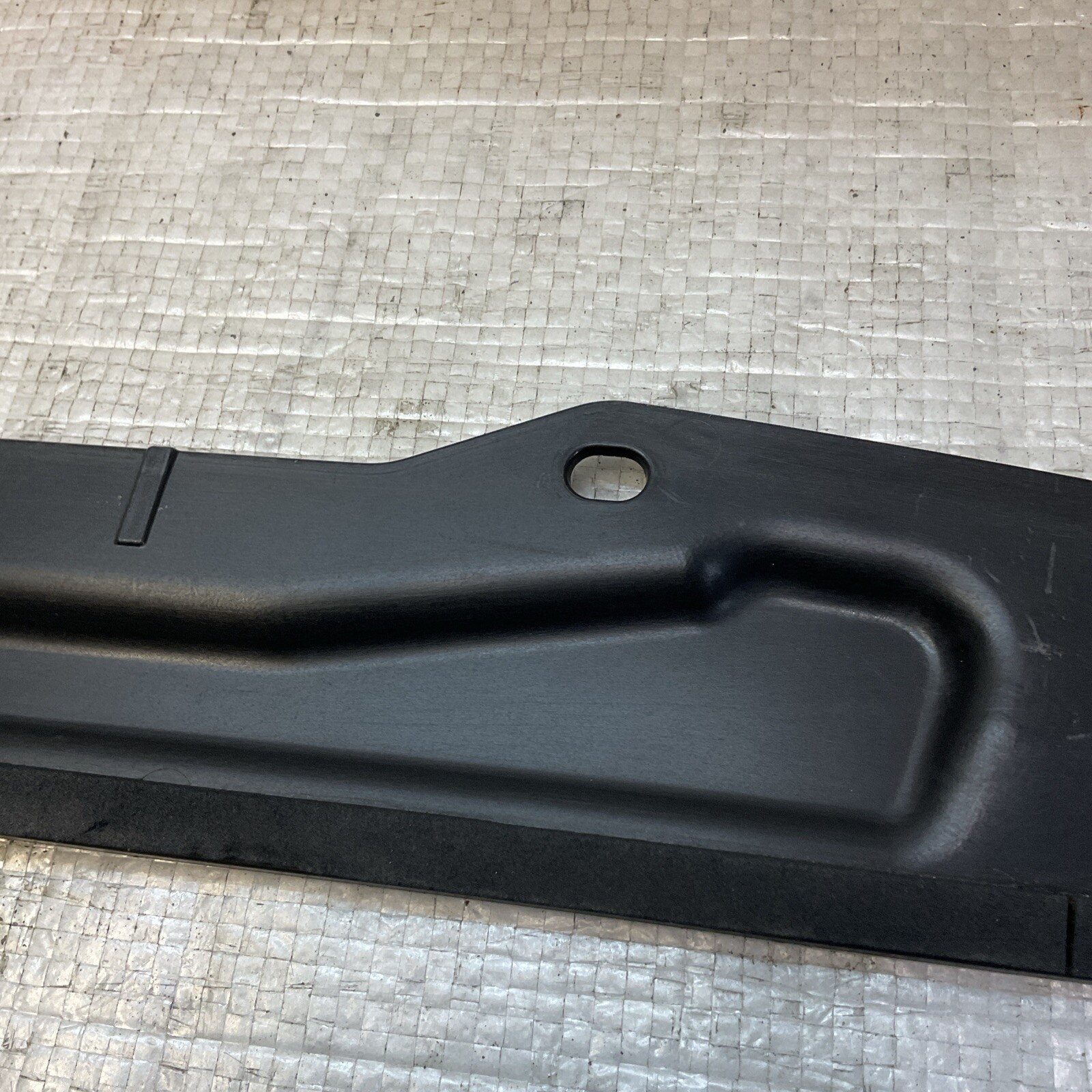 2014 - 2016 MASERATI QUATTROPORTE FRONT RADIATOR AIR DUCT SHIELD OEM 670009288