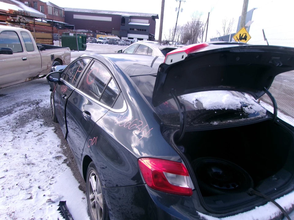 Used Front Right Lower Lower Control Arm Front fits: 2017 Chevrolet Cruze VIN B Foto 3 de 4
