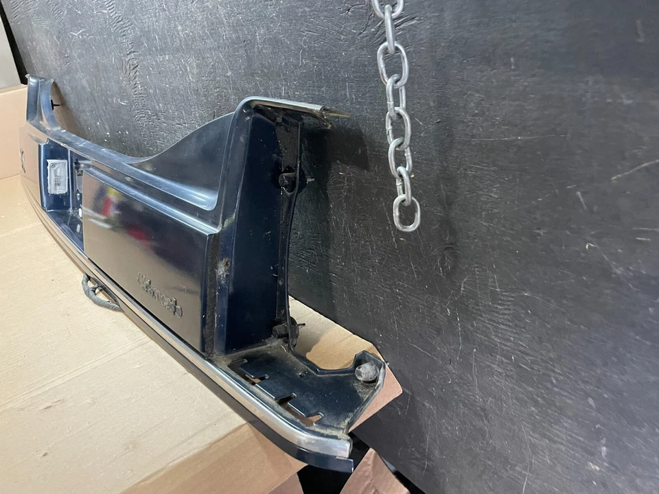 Oldsmobile Delta 88 1986-1990 panel de luz trasera fabricante original cenefa relleno M9012 DG Foto 2 de 4