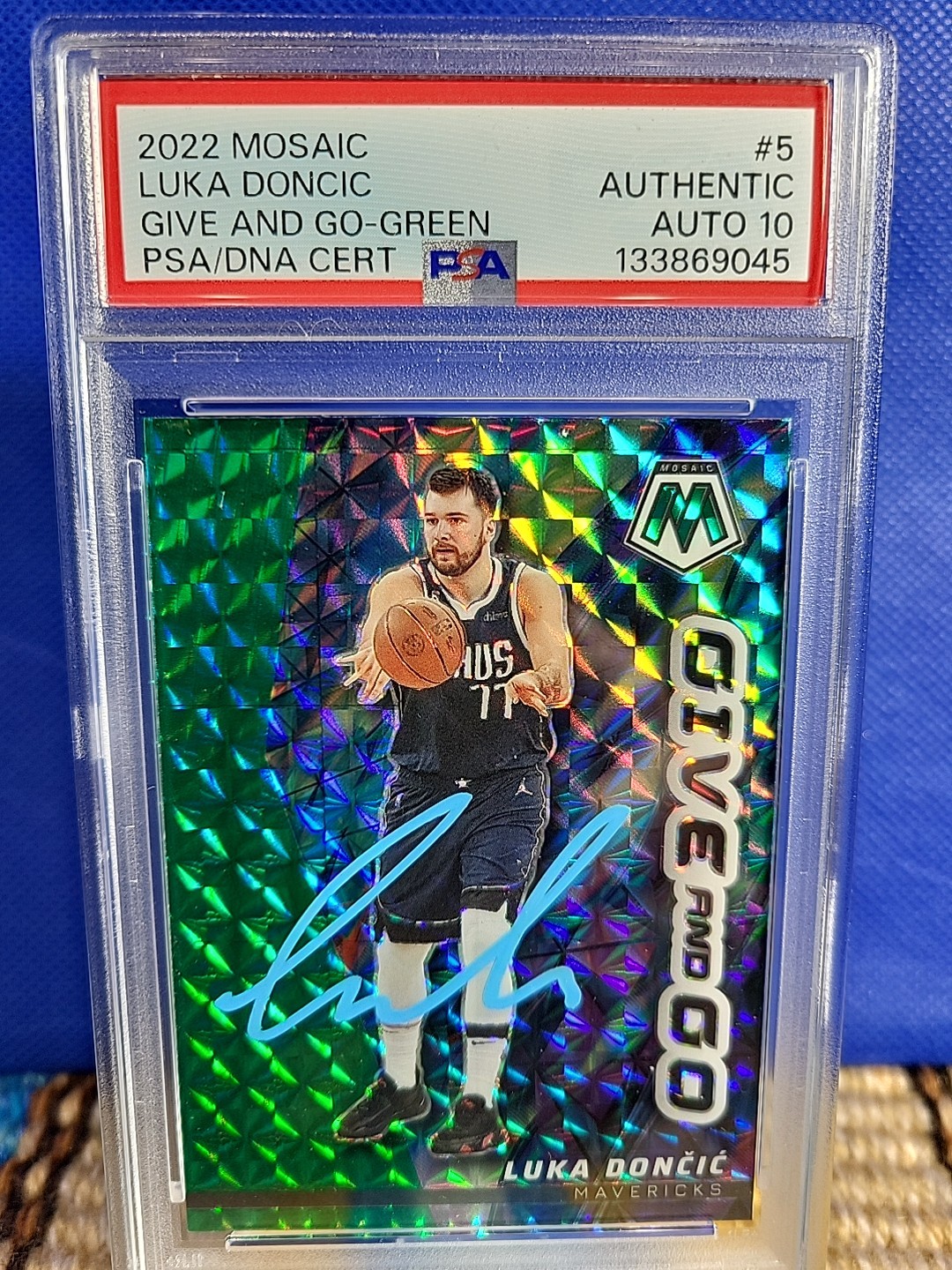 Luka Don i Autographed Signed Dallas Mavericks Luka Doncic 2022 Mosaic Give And Go Green PSA/DNA Authentic Auto 10 