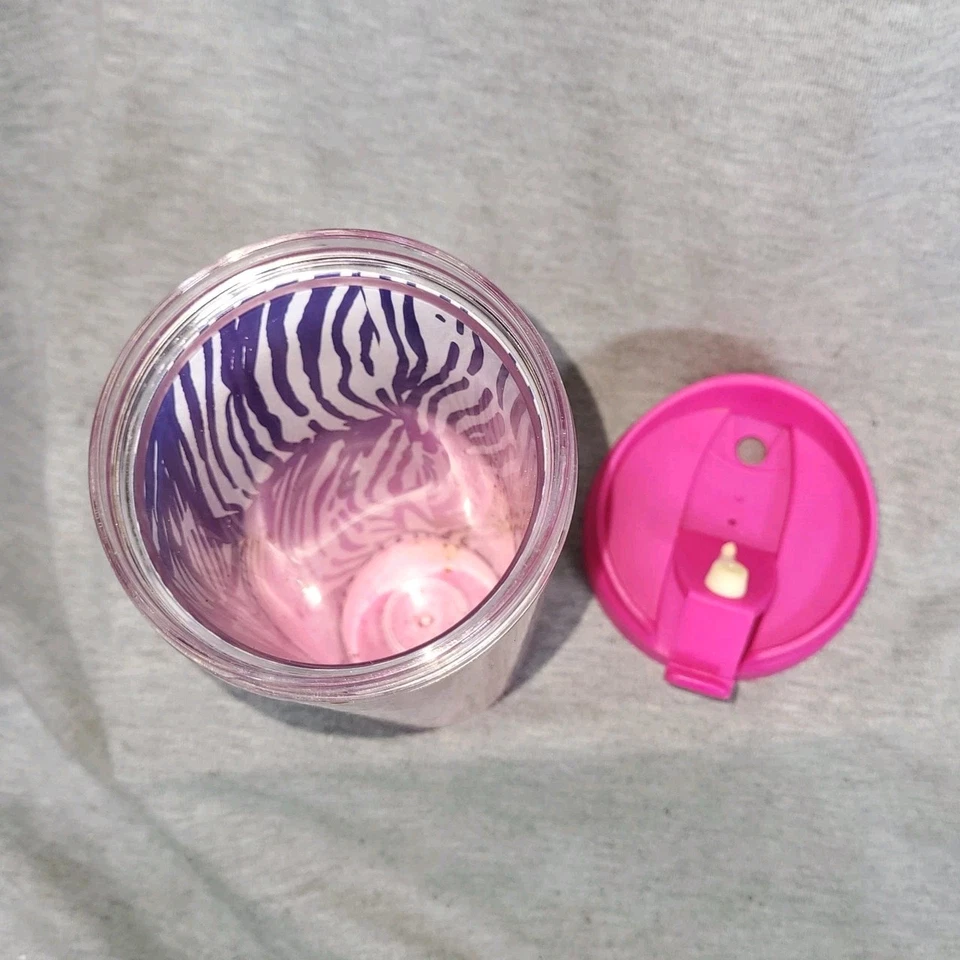 Botella de agua de plástico Lilly Pulitzer 20 oz rosa y dorado Foto 4 de 4