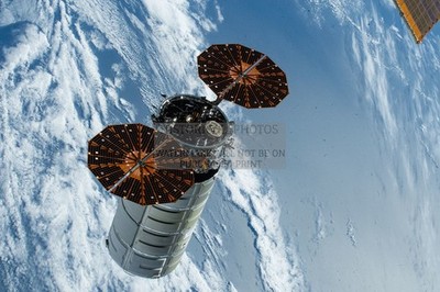 CYGNUS XL SPACECRAFT DEPARTING INTERNATIONAL SPACE STATION 4X6 PHOTO