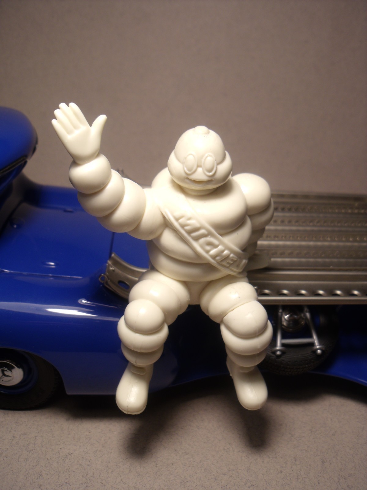 Figurine 1/18 Bibendum Michelin assis Vroom pour collectionneurs de miniatures
