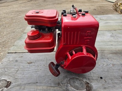 BRIGGS & STRATTON MODEL ENGINE HORIZONTAL SHAFT turns over not tested 61102