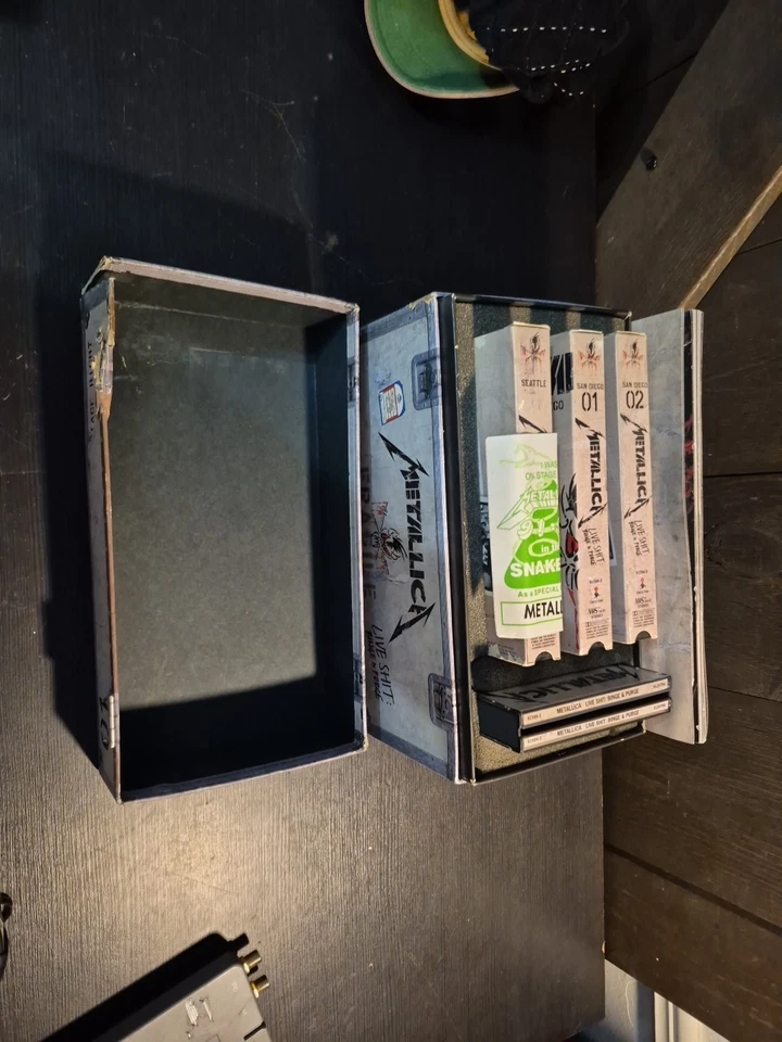 Metallica Live Shit Binge & Purge Box Set 3 VHS Book Stencil Pass, Missing CDs Foto 3 de 4