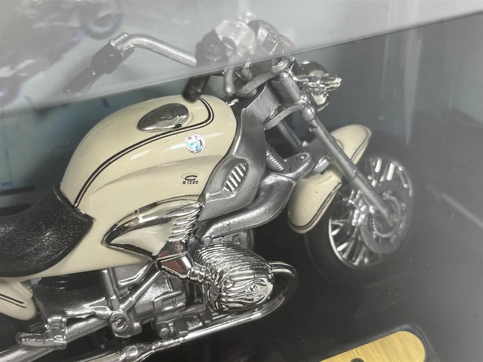 007 James Bond Tomorrow Never Dies BMW R 1200 C Motorbike 1:18 Motormax 79845 - Image 3 of 4