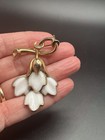 Vintage ‘50’s Crown Trifari Brooch Gold Tone White Milk Glass Flower Dangles — photo 8