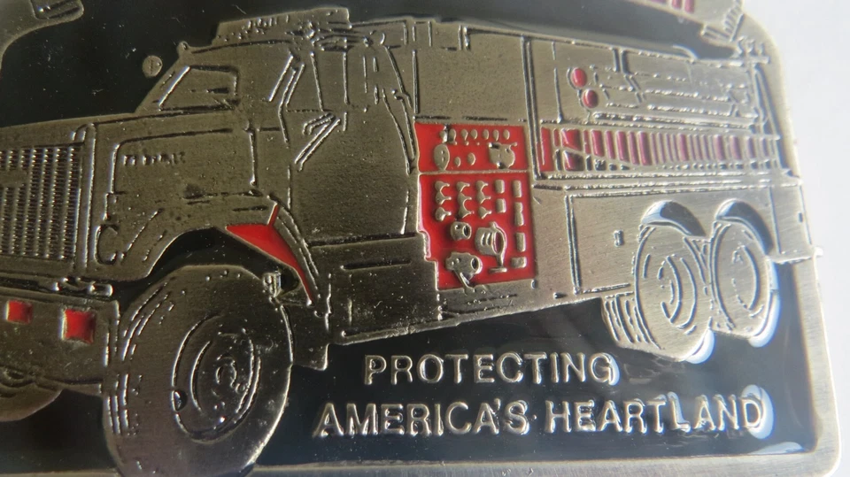 VOLUNTEER 消防员皮带扣保护 Heartland 消防车 Blk 红色珐琅 — 第 3/4 张图片