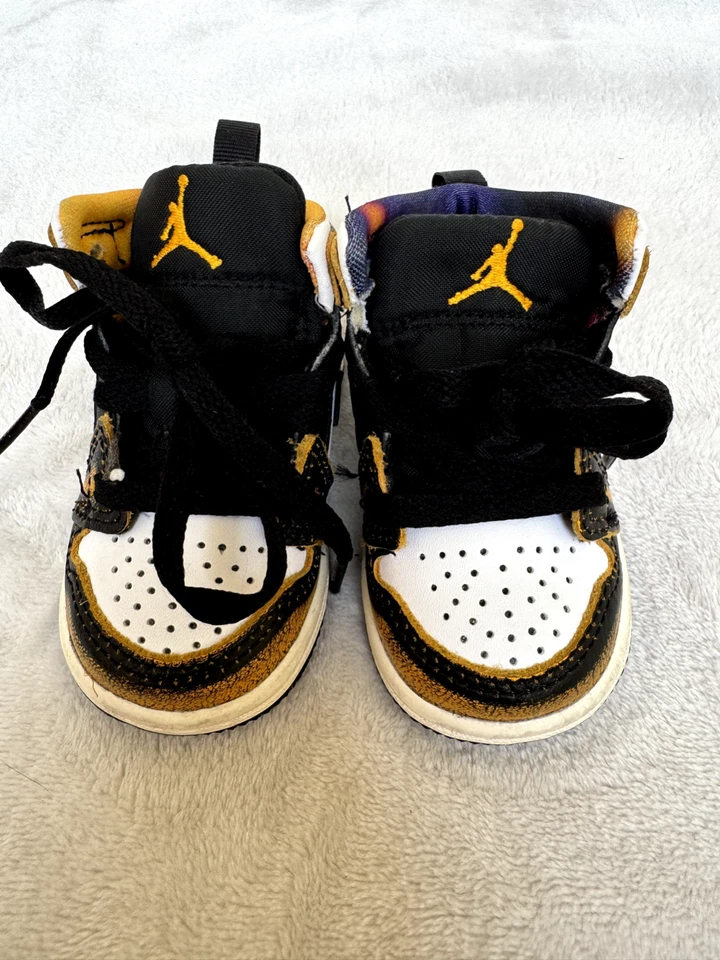 Niño pequeño Jordan 1’s 3C dorado/negro/blanco edición limitada ligeramente usado, sin caja Foto 2 de 4