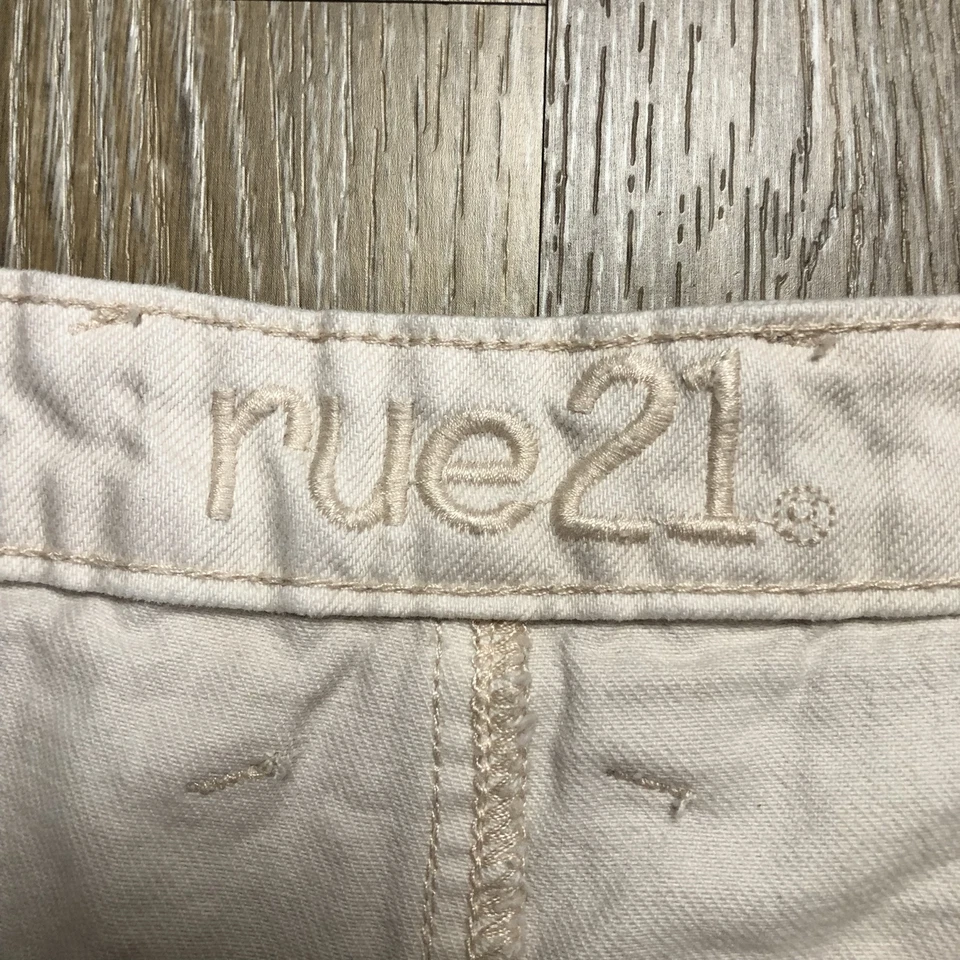 Pantalones cortos de mezclilla blancos de tiro alto RUE21 para mujer talla 16 Foto 4 de 4