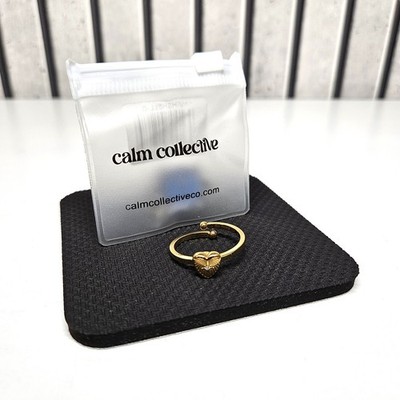 CALM COLLECTIVE verstellbarer Love Gold Herz Spinnring - Neu