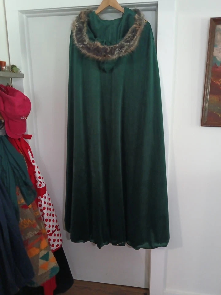 Capa de Papá Noel... Talla única. Nuevo. Elegante verde, forrado por ambos lados. Foto 2 de 4