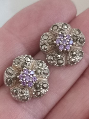 Graziosi orecchini a perno in argento sterling 925 ametista e fiore marcasite