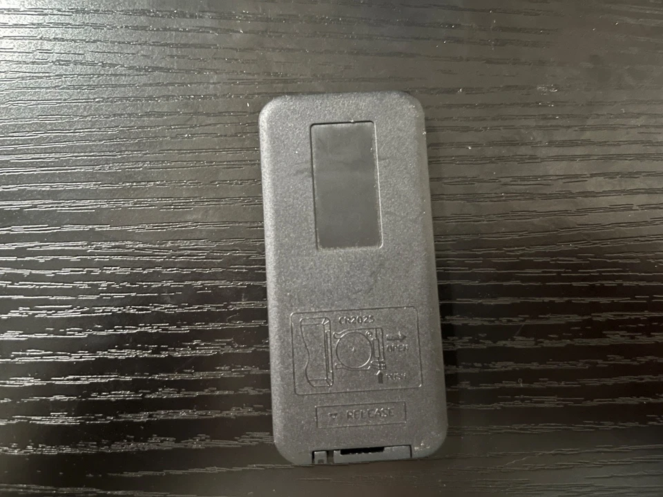 Insignia 8 Inch Digital Picture Frame NS-DPF8WA-09 with Remote Control - Image 4 of 4