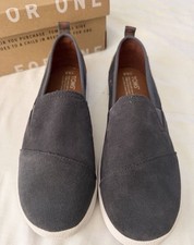 New TOMS youth Avalon castle grey suede/plaid size 4.5