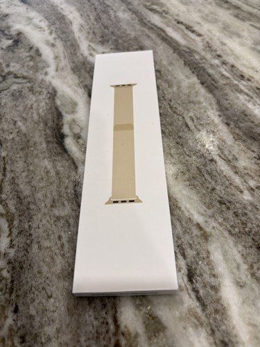 Apple Watch Series 6 Acier Inoxydable Doré avec Boucle Milanaise Or 40mm - Photo 10 sur 12