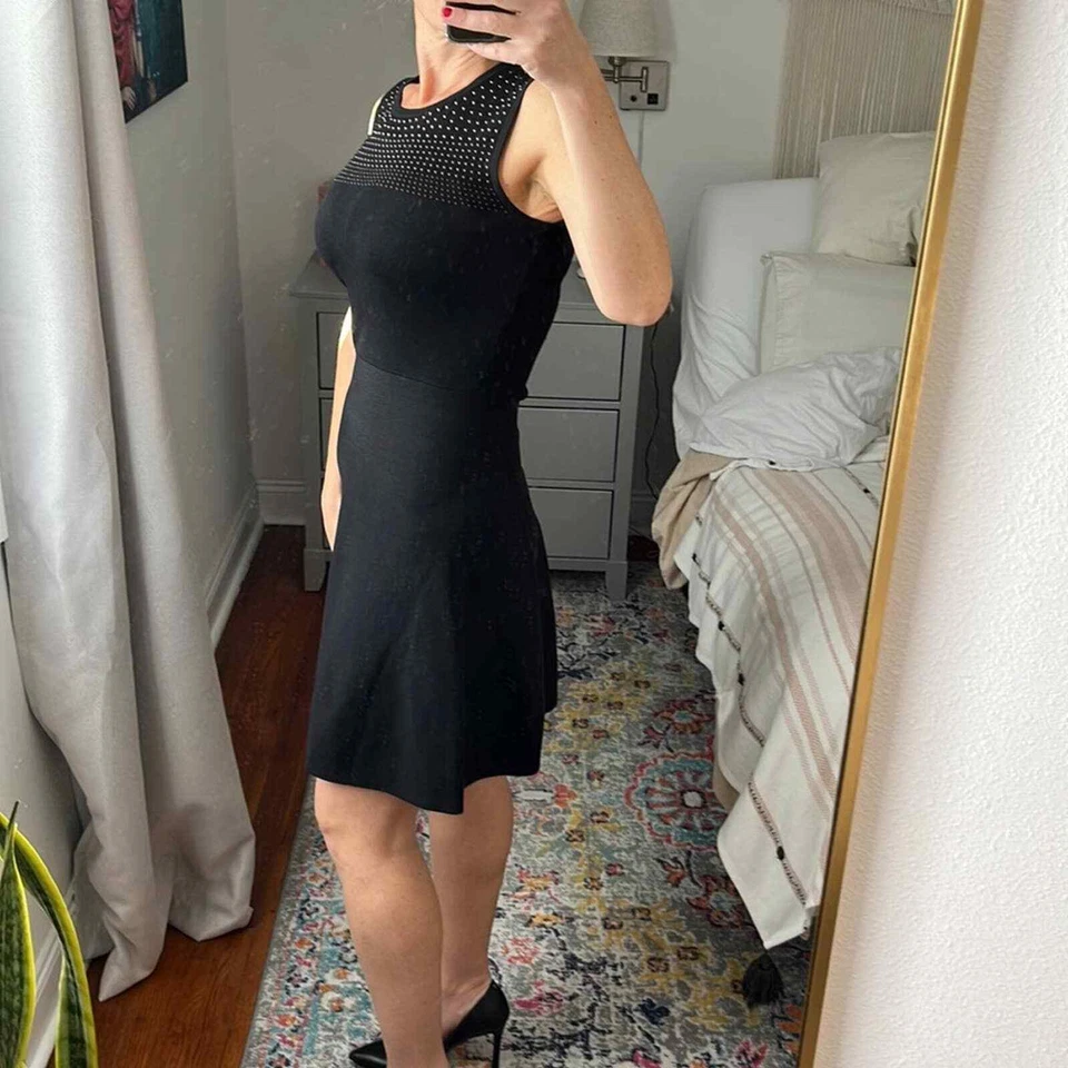 Minivestido Guess sin mangas negro calce y acampanado con cuentas talla mediana Foto 3 de 4