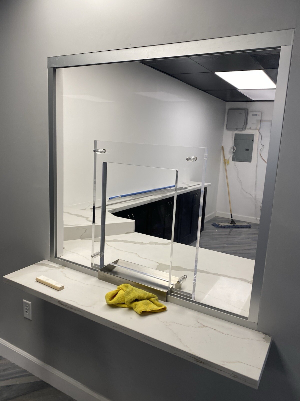 Bullet Proof Large Transaction For Your Big Business Includes Speak Area & Tray.