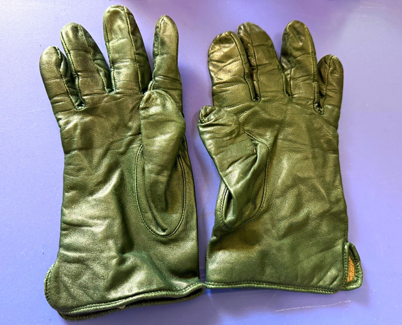 Snowriver Women's Green Leather Gloves Size 8 Lined Solid Wrist-Length