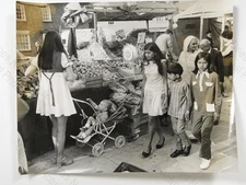Kotecma Family Asian Immigrants Haverhill Market Suffolk UK 1972 VTG Press Photo