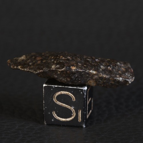 Météorite NWA 16387 de 4,73 g - Chondrite Carbonée type CK3 - Foto 7 di 11
