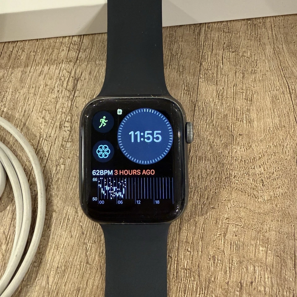 Apple Watch SE 44mm Grigio Siderale con Cinturino Nero - Immagine 2 di 4