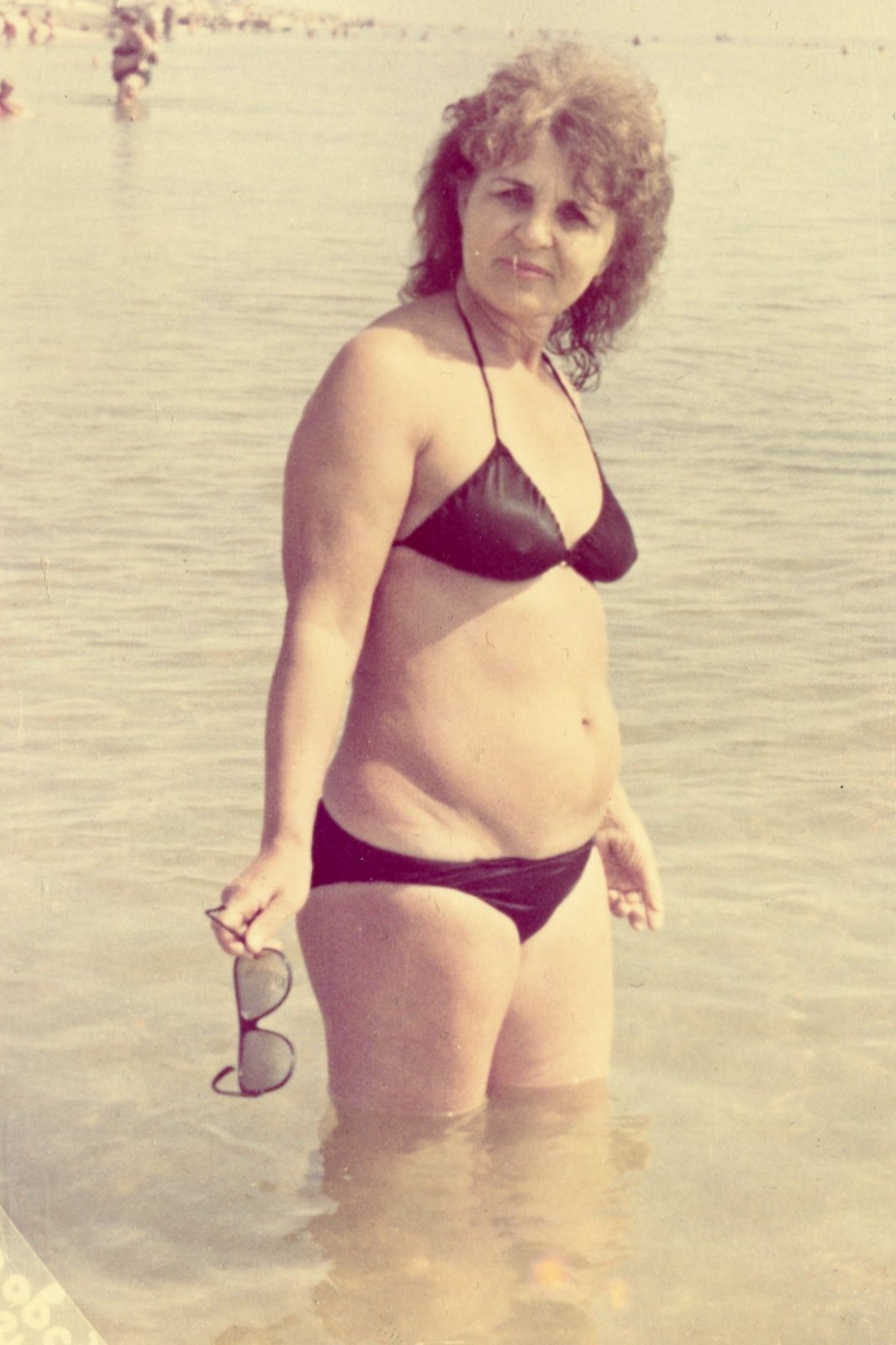 Mujer bonita en la playa bikini traje de baño gordito regordete urss foto de colección