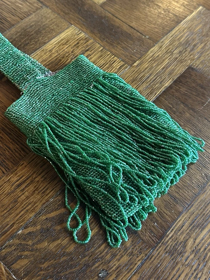 Antiguo monedero Art Deco de 1920 con cuentas de vidrio verde con flecos era Gatsby Foto 3 de 4