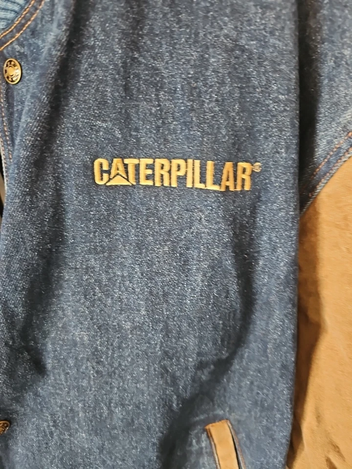 Chaqueta a Presión De Colección Turning Point Para Hombres Talla L Bordada Oruga Camionero Denim Y2K Foto 3 de 4