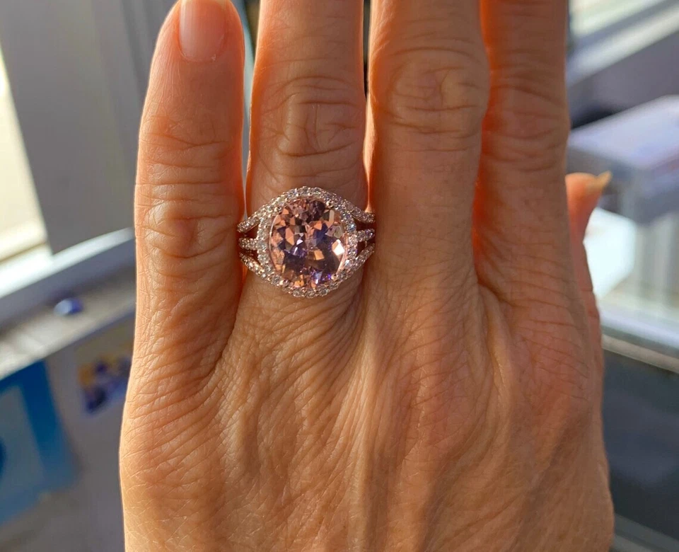 Anillo de compromiso con halo de morganita de corte ovalado de 2,50 quilates enchapado en oro rosa de 14 quilates Foto 2 de 4