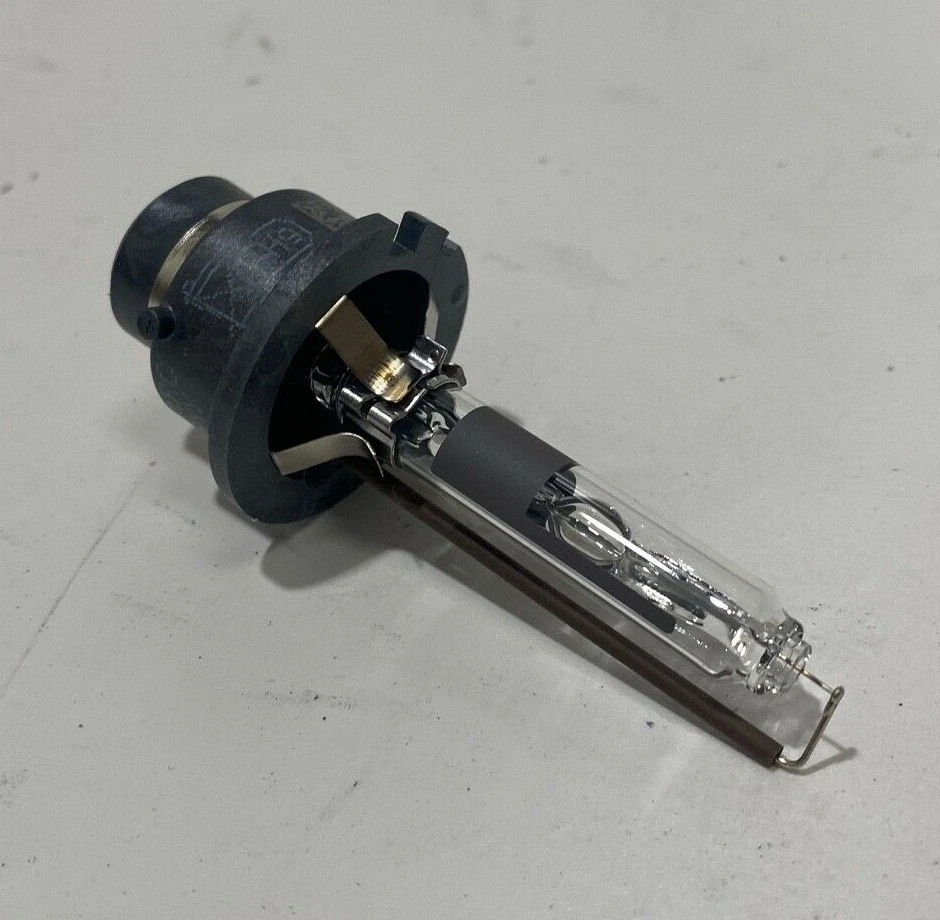 Genuine Volvo S40 / S60 / S80 / V40 / V70 / XC90 Headlamp Bulb 989833 - Image 2 of 4