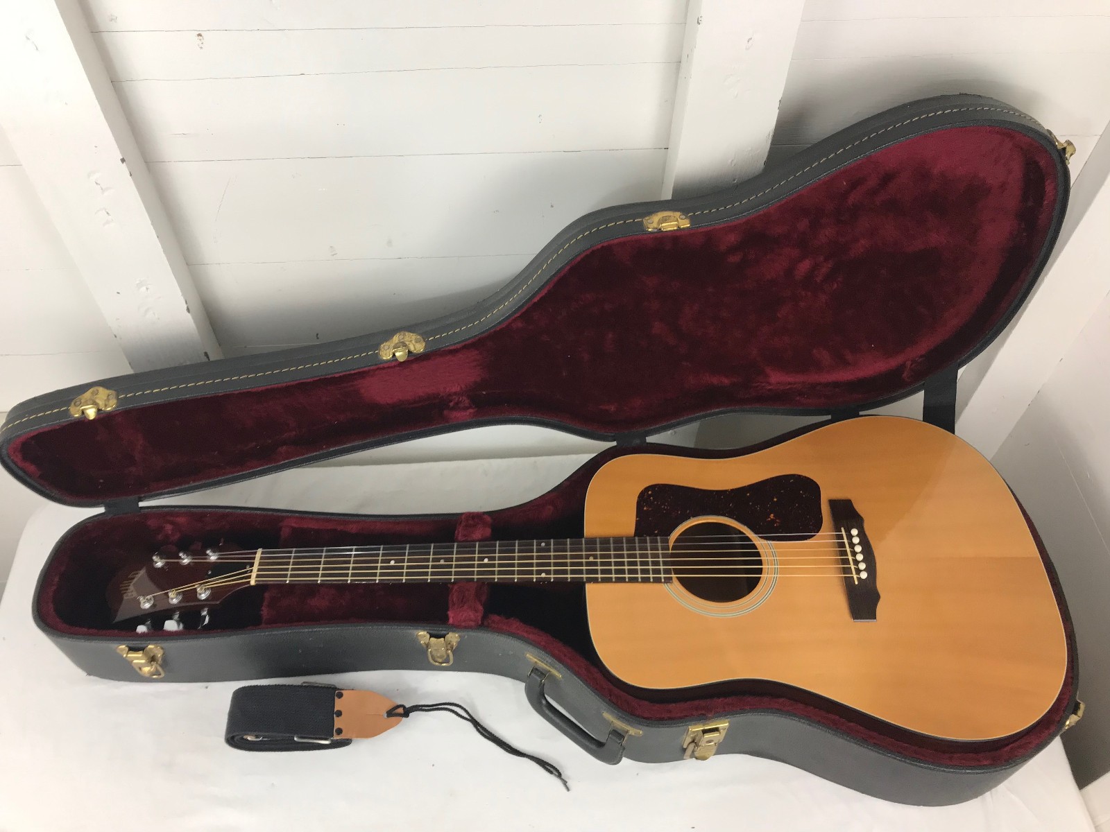 1981 Guild D-35 Bluegrass Acoustic Guitar w /  Hard Case
