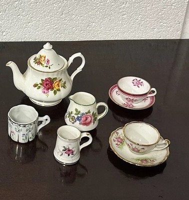 Schöne Auswahl an Miniatur Fine Bone China Teeservice Artikeln 