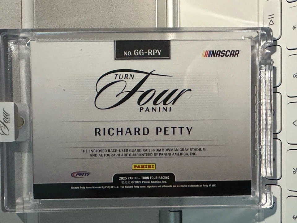 Panini Turn Four Richard Petty 2025 gráficos protegidos automáticamente rojo 01/10 gris Bowman Foto 3 de 4