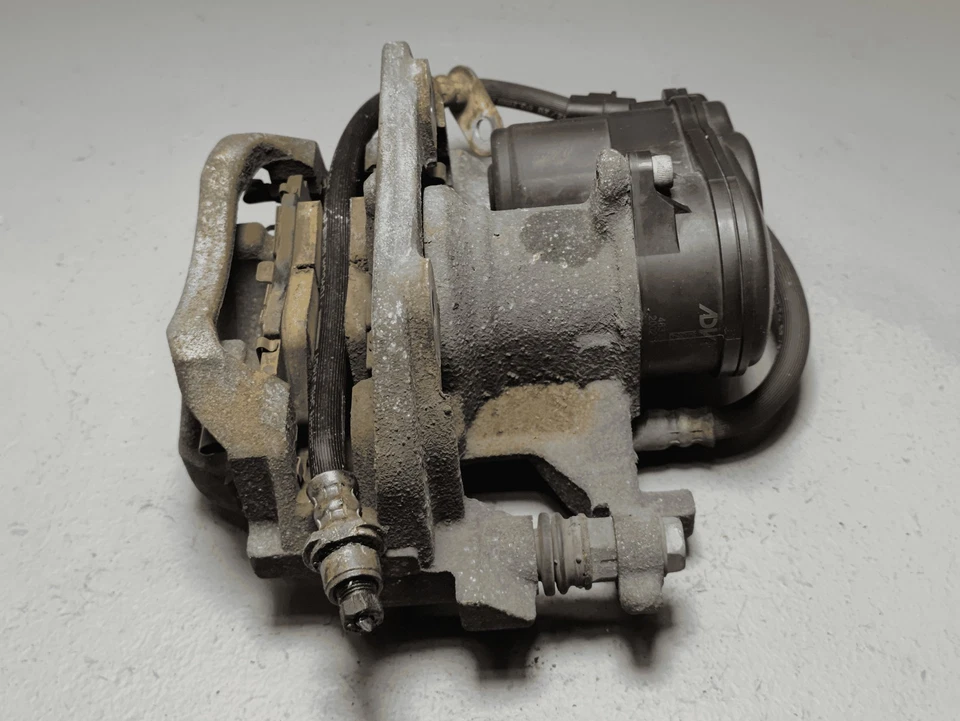 Pinza de freno de disco lateral del pasajero trasero Toyota RAV4 2019-2025 AWD con actuador OEM Foto 2 de 4