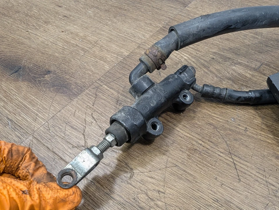 Soporte de pinza de cilindro maestro de freno trasero Kawasaki EX250 Ninja 250 R 2008-2012 Foto 3 de 4