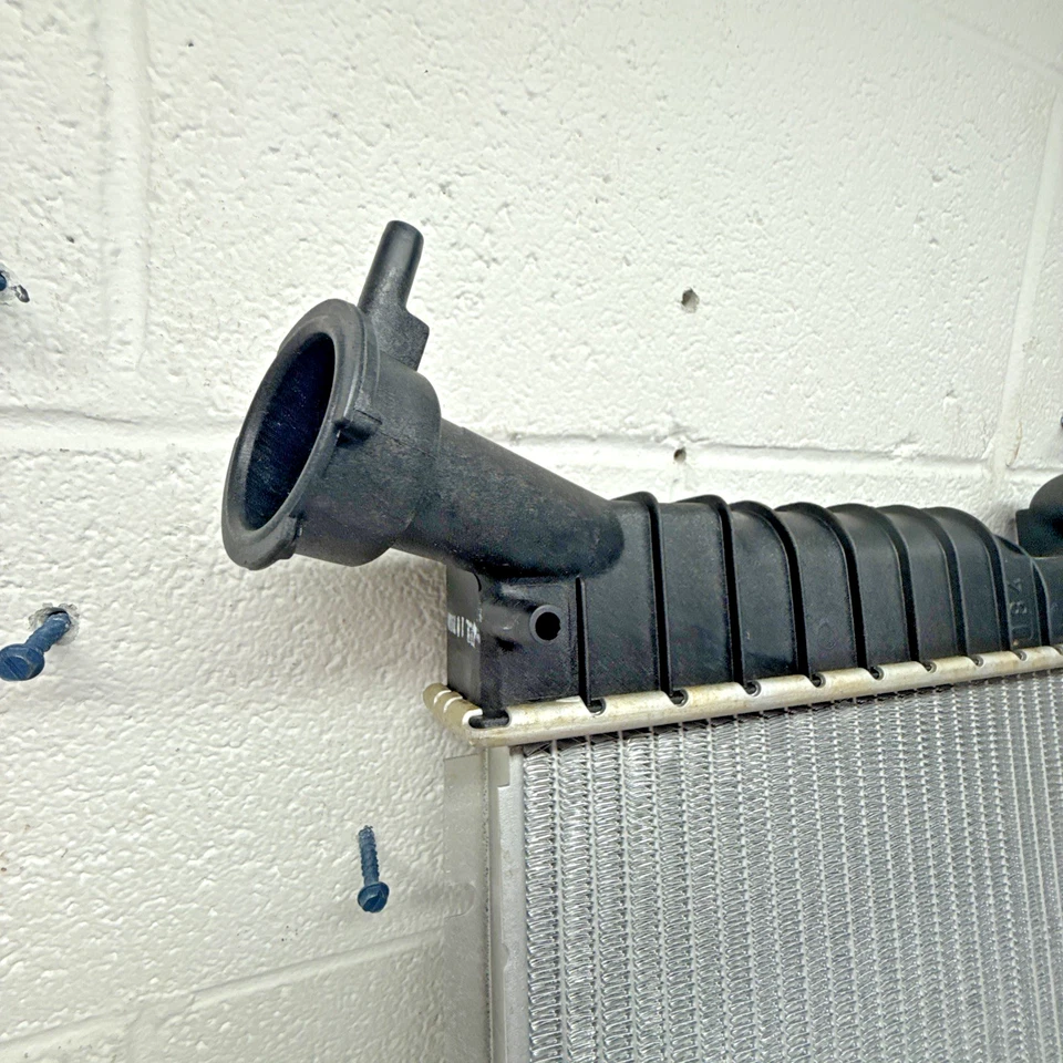 Nuevo radiador OEM GM 52454713 1987-1989 Chevrolet Beretta/Córcega 2,8 L V6 (GM1) Foto 3 de 4