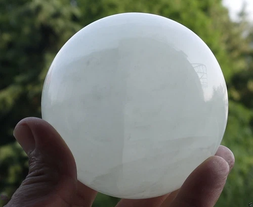 Esfera de cristal de fluorita blanca natural 55 mm que brilla en la piedra verde oscura - Imagen 6 de 6
