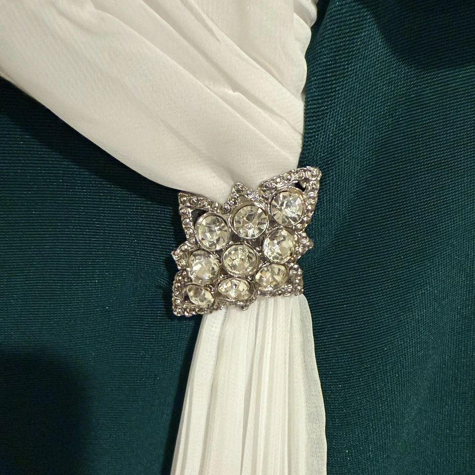 Vestido largo satinado verde y blanco Design Team 4-U, talla 8 con pasador de estrás. Foto 2 de 4