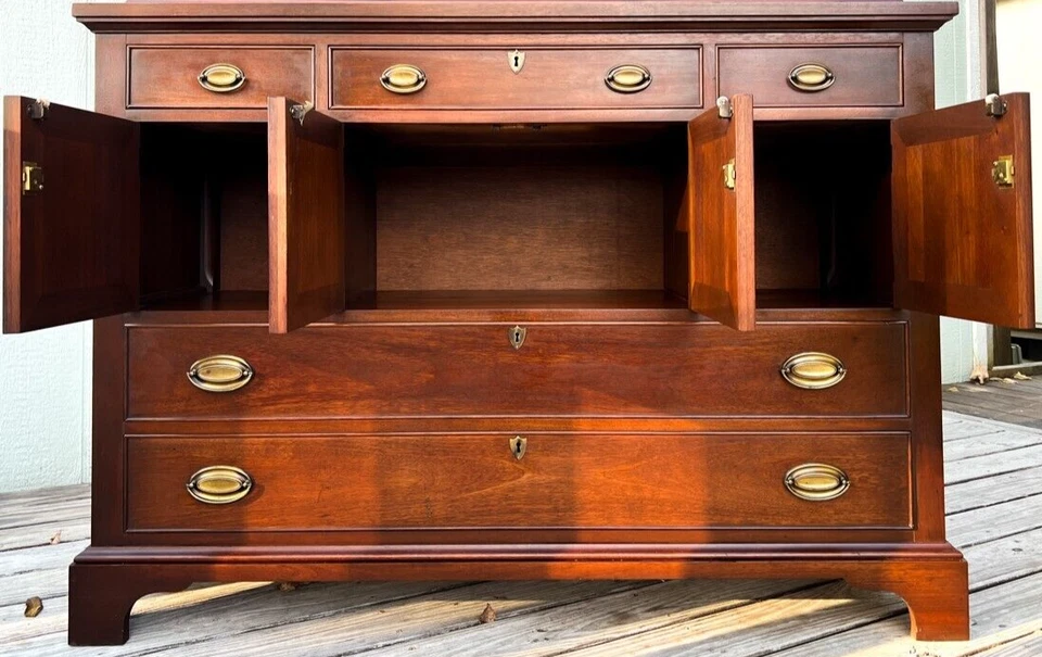 Aparador Craftique vintage años 60 caoba maciza estilo georgiano con llave Foto 4 de 4