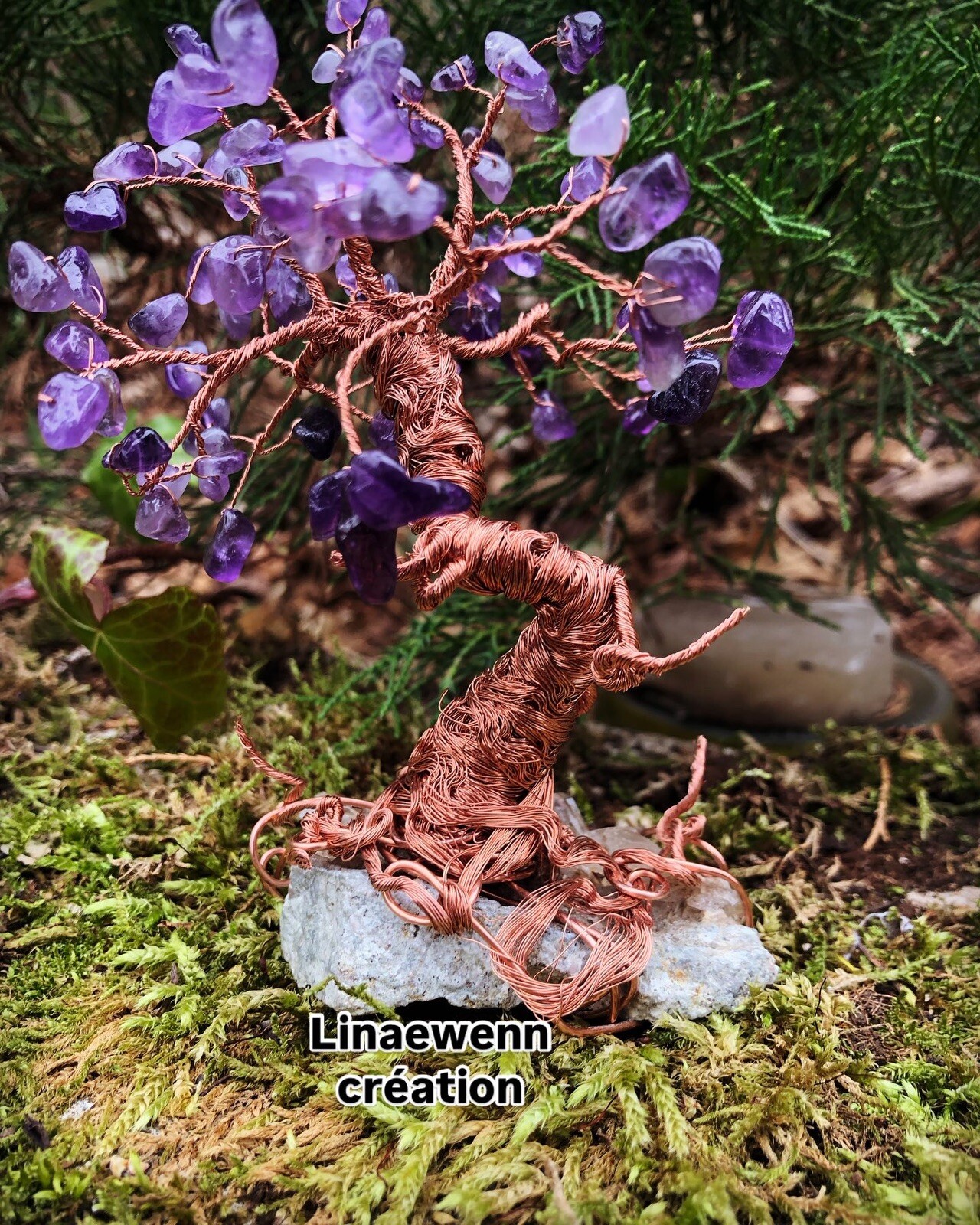 Arbre de Vie en Améthyste Violette et Cuivre sur Socle Rocheux pour Décoration Bureau et Salon