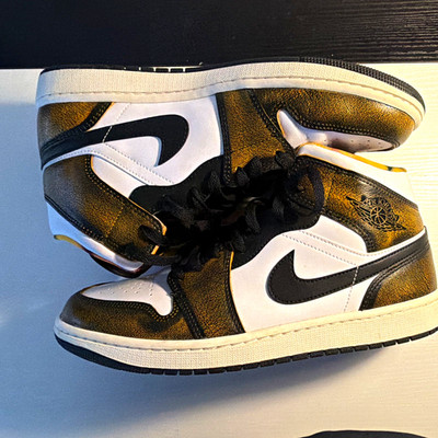 Air Jordan 1 Mid Men s Mid Top  Black Gold  No box Great condition