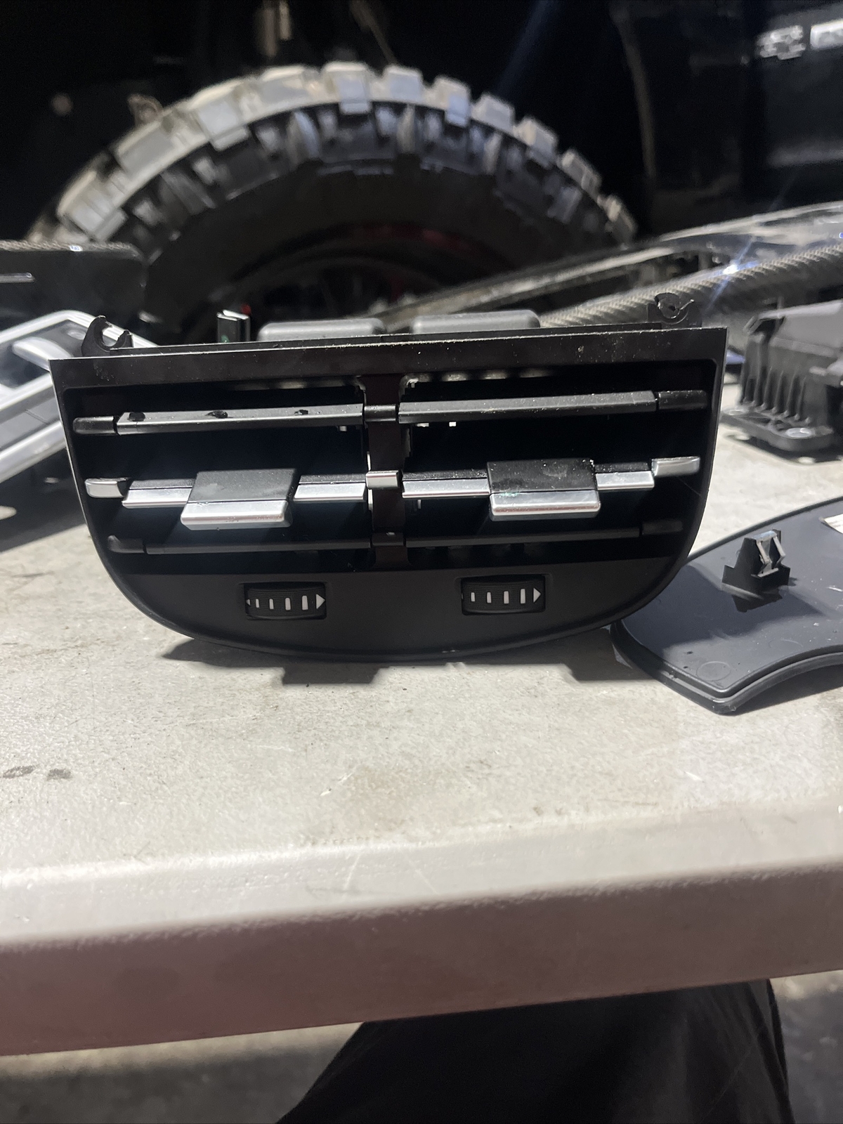 2014-2019 MASERATI GHIBLI SQ4 CENTER CONSOLE REAR DUAL AC AIR VENT GRILLE OEM