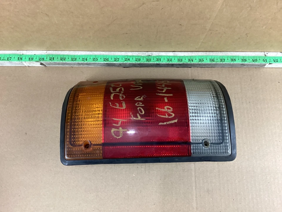 Conjunto de luces traseras laterales derecho pasajero Ford E250 1992-1994 OEM Foto 3 de 4