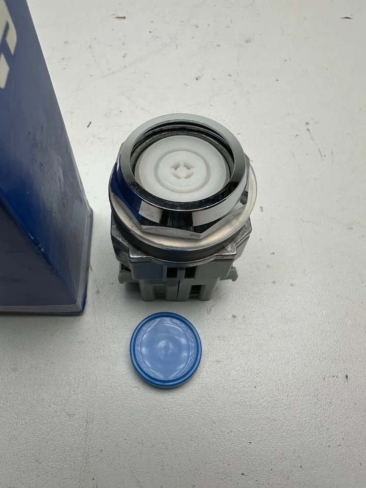 Idec ABD110N-S Pushbutton New - Image 2 of 3