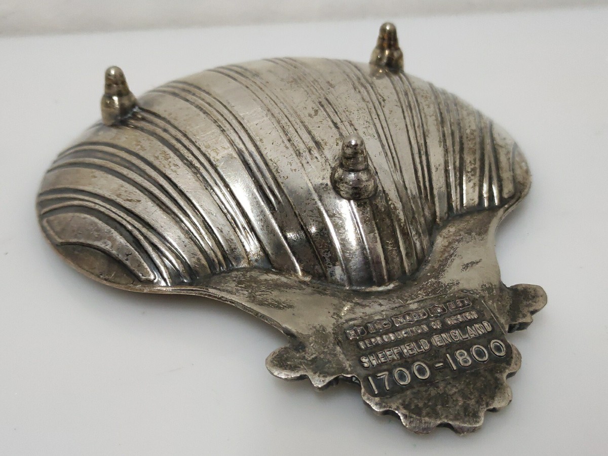 Teiera in argento di forma ovale con decorazioni fitomorfe incise Teiera in argento di forma ovale con decorazioni fitomorfe incise